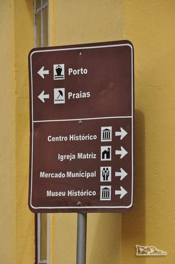 Placa informativa no centro de São Francisco do Sul, litoral norte de Santa Catarina
